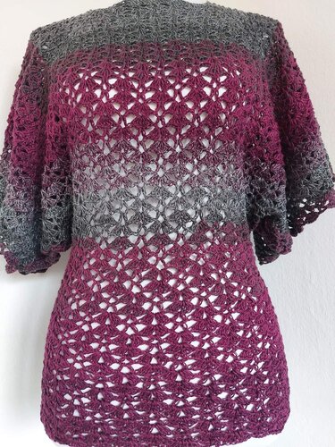 Gehäkelte Damen-Tunika mit offenem Muschelmuster und Grau‑Magenta-Farbverlauf
