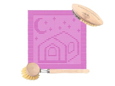 Rosa Stricktuch mit Haus-, Mond- und Sternenmuster und zwei Holzbürsten