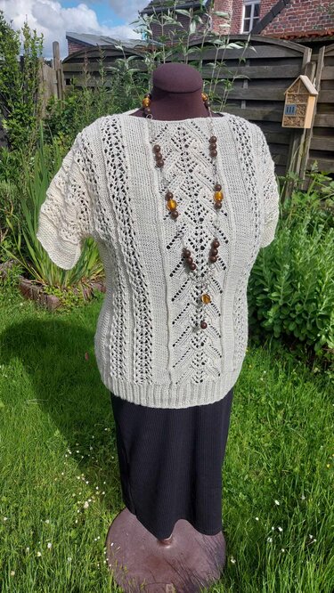 Helles gestricktes Damen-Shirt mit Zopfmuster und Ajour-Lochmuster auf Büste