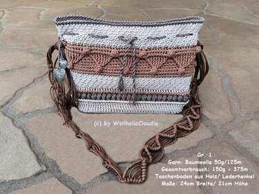 Gehäkelter Shopper in Beige und Altrosa mit geflochtenem Tragegurt und Kordelzug auf Steinboden