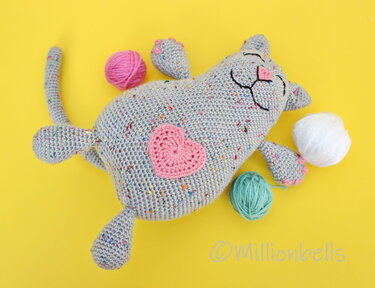 Speckled grey crochet amigurumi cat with pink heart for pattern reference