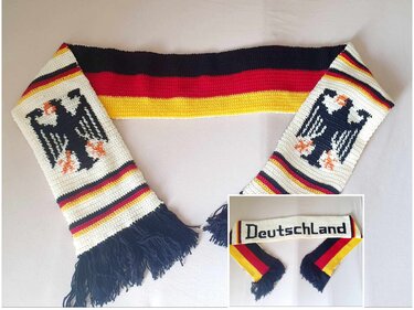 Gehäkelter Schal in Schwarz‑Rot‑Gold mit Adler‑Motiv und Deutschland‑Schriftzug