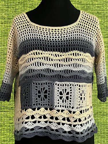 Beige-graues gehäkeltes Damen-Top mit Ajourstreifen, quadratischen Einsätzen und 3/4-Ärmeln auf Büste