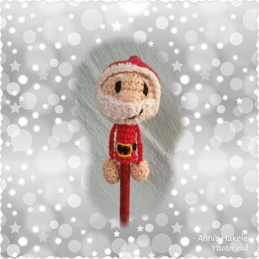 Gehäkelter Mini-Weihnachtsmann als Stiftkappe mit Gürtel