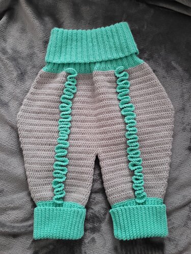 Gehäkelte Babyhose von oben gesehen, in Grau und Türkis