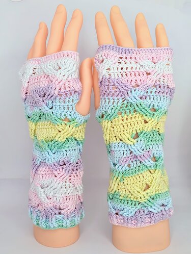 Pastellfarbene gehäkelte fingerlose Handschuhe/Armstulpen mit Daumenöffnung und Zopfmuster
