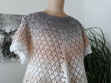 Grau-beige-weiße gehäkelte Damen-Tunika mit Ajourmuster auf Büste