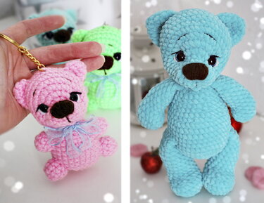 Hand hält pinken gehäkelten Teddybär-Schlüsselanhänger; daneben steht ein hellblauer gehäkelter Teddy