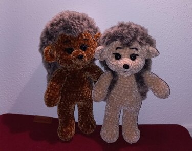 Zwei gehäkelte Igel-Amigurumi nebeneinander, einer braun, einer beige, mit dunklem Stachelhaar