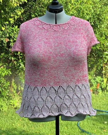 Rosa-graues gestricktes Damen-Shirt mit Ajourborte am Saum auf Ankleidepuppe