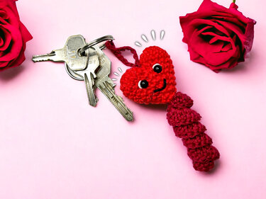 Heartworm lucky charm - Crochet Pattern