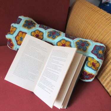 H&auml;kelanleitung Nackenrolle - Leseknochen mit African Flowers - Häkeln