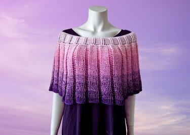 Mannequin mit gehäkeltem Kurzponcho in Ombre von Rosa zu Violett, breiter Ausschnitt und gerippte Struktur