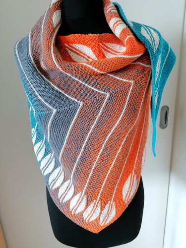 Dreieckstuch in Orange, Grau und Türkis mit weißen Blattmotiven auf einer schwarzen Schaufensterpuppe drapiert.