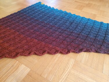 Two-in-One Reversible Crochet Shawl "Wendewunder"
