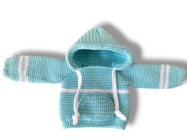 Gehäkelter türkisfarbener Kapuzenpullover mit weißen Streifen, Kängurutasche und weißen Kordeln