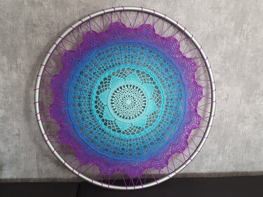 Rundes gehäkeltes Mandala in Metallreifen mit Türkis‑Lila Farbverlauf