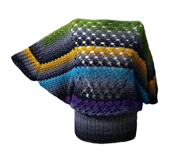 Gehäkelter, mehrfarbiger Damenponcho mit Lochmuster auf einer Schneiderpuppe