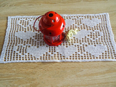 Weißer gehäkelter Filet-Tischläufer mit roter Laterne