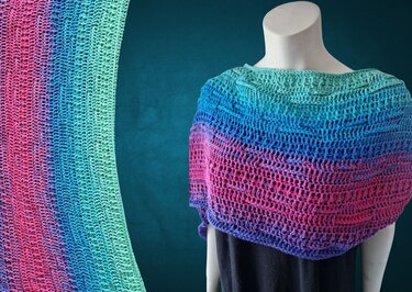 Breiter gehäkelter Loop mit offenem Muster und Farbverlauf in Mint, Blau und Pink auf weißer Schaufensterpuppe