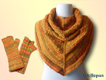 Gestricktes orange-grün meliertes Dreieckstuch mit umgeschlagenem Kragen auf Büste und passenden fingerlosen Stulpen links daneben