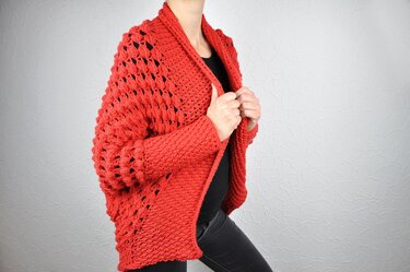 Person trägt roten gehäkelten Seelenwärmer mit Schalkragen über dunklem Top
