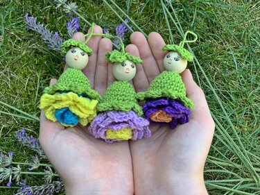 Häkelanleitung Anhänger Blumenmädchen aus Wollresten