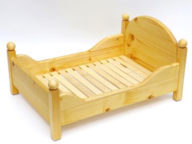 Helles Holz-Puppenbett mit Lattenrost
