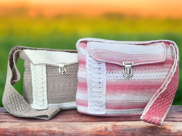 Zwei gehäkelte Umhängetaschen, eine rosa‑weiß gestreift und eine beige, beide mit Klappe und Metallschließe auf Holzuntergrund