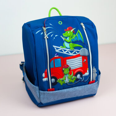 Blauer Kinderrucksack mit rotem Feuerwehrauto und grünem Drachenprint, zwei Frontreißverschlüsse