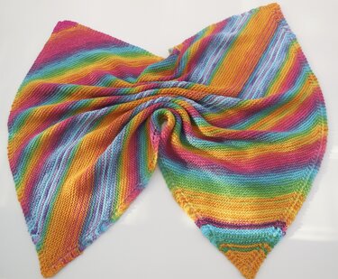 Farbenfrohe dreieckige Babydecke mit Regenbogenstreifen und kraus-rechter Struktur