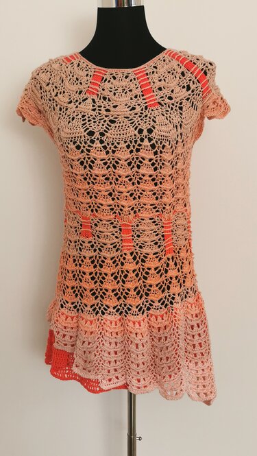 Apricot-korallefarbene Häkel-Tunika mit Lochmuster und kurzen Ärmeln auf Schneiderpuppe