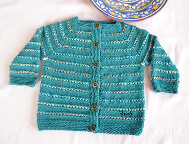 Türkise gestrickte Kinderjacke mit pastellfarbenen Querstreifen und braunen Knöpfen, flach ausgelegt