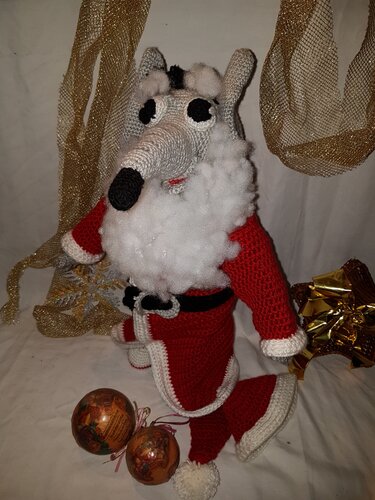 Gehäkelte Amigurumi-Tierfigur im roten Weihnachtsmann-Kostüm mit weißem Bart und Bommel