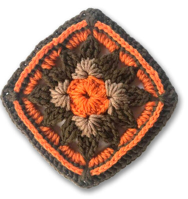 Gehäkeltes Granny Square mit zentraler Blüte in Orange, Beige und Braun
