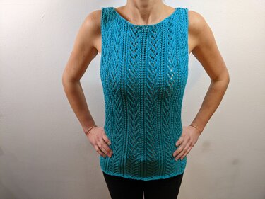 Türkisfarbenes gestricktes Damen-Top mit Ajour- und Strukturmuster, rundem Ausschnitt