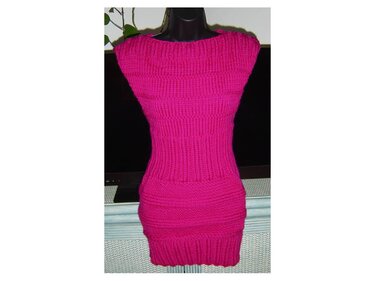 Kräftig pinkes, ärmelloses Strickkleid mit Rippenstruktur auf schwarzer Schaufensterpuppe