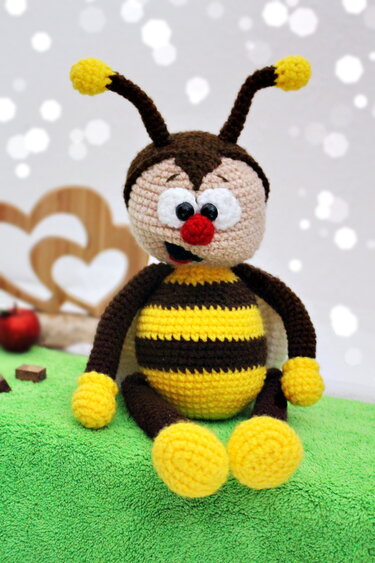 Detailansicht einer gehäkelten Biene mit Streifen, Armen und Fühlern