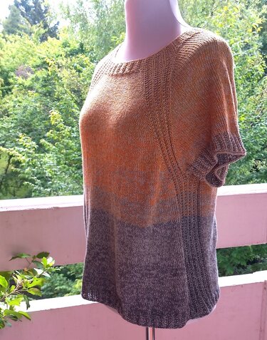 Gestrickte Damen-Tunika in Gold- und Grautönen auf Schneiderpuppe mit kurzen Raglanärmeln und Rippenbündchen