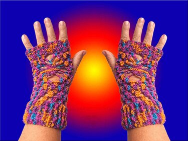 Pulswärmer Handstulpen „SPIDER“ Spinnwebenmuster Granny-Muster Halloween - Häkeln