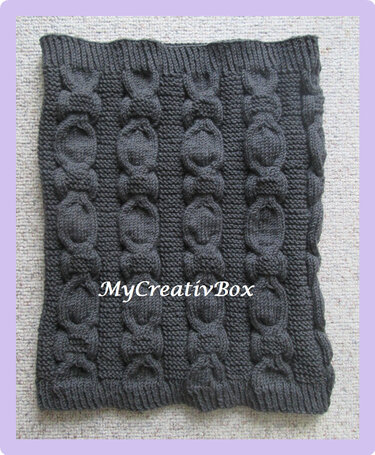 Detailansicht eines dunkelgrauen Loops mit vertikalen Zöpfen