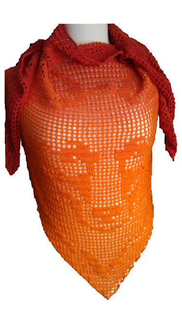Gehäkeltes Dreieckstuch mit Farbverlauf von Orange zu Rot und durchbrochenem Muster