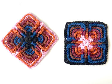 Zwei gehäkelte Granny Squares in Pink, Orange, Blau und Schwarz