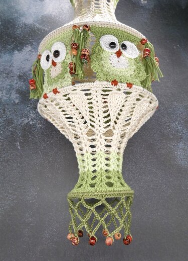 Gehäkelte Lampionhülle in Grün und Creme mit Eulenapplikationen, Fransen und Perlen