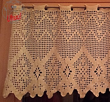 Beige Filet-Häkelgardine mit Rautenmuster und gewelltem Saum