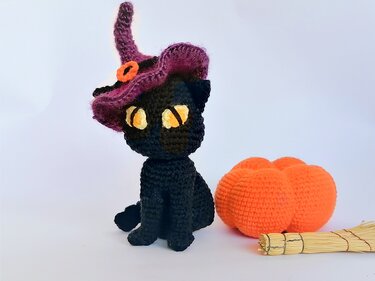 Schwarze Katze. Halloween dekor. Häkelanleitung