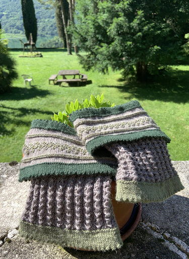 Gestrickte Herrensocken mit Bündchen, Rippen und Waffelmuster