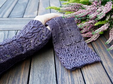 Fingerlose lila Armstulpen mit Daumenöffnung, Ajour- und Zopfmuster