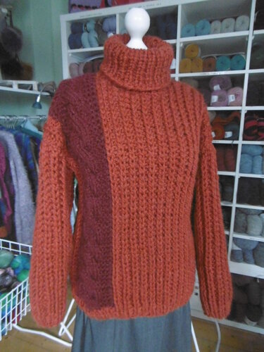 Zweifarbiger grob gestrickter Pullover mit Rollkragen und Rippenstruktur