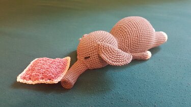 Schlafender, gehäkelter Amigurumi-Elefant mit rosa Kissen
